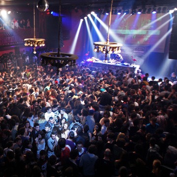 Disfrute de la vida nocturna de Barcelona!